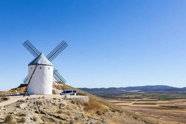 La Mancha kırsalına bakan tarihi Kastilya yel değirmeni