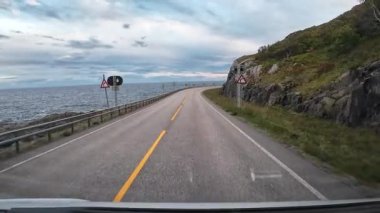 Kuzey Norveç 'te manzaralı kıyı yolu boyunca bir karavanı süren bir bakış açısı