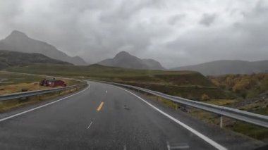 Sonbaharda Kuzey Burnu 'na doğru ıslak bir yolda bir karavan sürerken çekilen görüntüler.