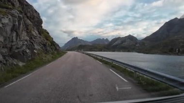 Muhteşem Lofoten Takımadası 'nda sahil boyunca manzaralı bir yolda ilerleyen bir bakış açısı