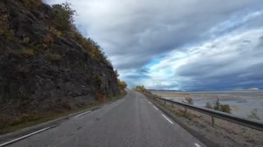 Kuzey Norveç 'te manzaralı bir sahil yolunda Kuzey Burnu' na doğru giden araba manzaralı bir bakış açısı.