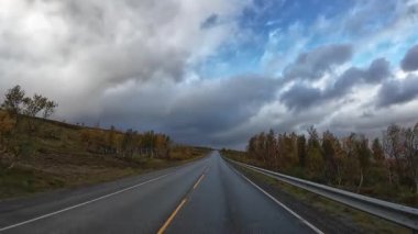 Kuzey Norveç 'in çarpıcı sonbahar manzaraları boyunca resimli bir karavan yolculuğu