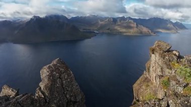 Görkemli dağların üzerinden akan bulutlar ve Norveç 'teki derin mavi fiyort göz kamaştırıcı.