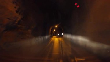 Norveç 'in Senja adasındaki uzun, karanlık ve dar bir yol tünelinde çekilen görüntüler