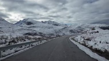 Norveç 'in ulusal bir turizm rotası olan karlı Sognefjellsvegen boyunca sürüş bakış açısı