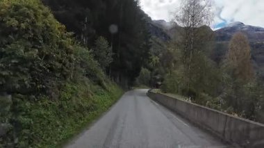 Bir karavanı dolambaçlı bir yolda sürmek Norveç 'in güzel manzarası boyunca