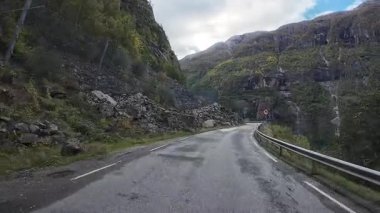 Norveç 'te tüneller ve fiyortlarla nefes kesici bir dağ manzarasının içinden geçen bakış açısı