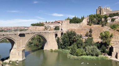 Tagus Nehri üzerinde Puente de San Martin ile ortaçağ şehri Toledo 'nun panoramik manzarası