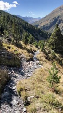 Muhteşem birinci şahıs perspektifi güzel Pireneler dağlarında kayalık bir patikada yürüyüş yapıyor.