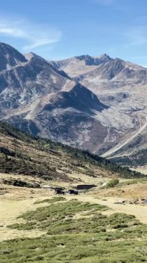 Fransa 'nın Porte Puymorens şehrinde manzaralı bir dağ yolunda seyahat eden tüm arazi araçları.