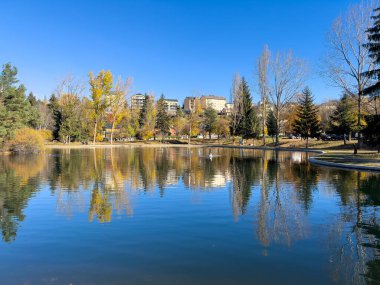 Osseja Gölü açık gökyüzü ile sonbahar ağaçlarını yansıtıyor