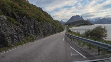 Karavanın bakış açısı çarpıcı Norveç manzarası boyunca pitoresk bir yolda gidiyor.
