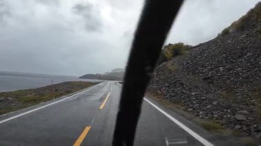 Norveç 'te Kuzey Burnu' na doğru bir karavanı dolambaçlı bir kıyı yolu boyunca süren bakış açısı