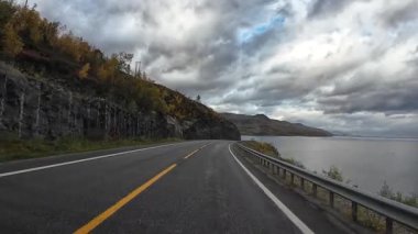 Kuzey Norveç 'te fiyort boyunca panoramik bir yolda bir karavanı süren bakış açısı