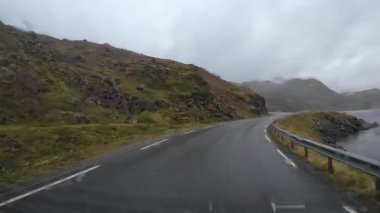 Norveç 'te yağmurlu bir yolda, bulutlu bir günde Nordkapp' a doğru giden bir karavanın durağı.