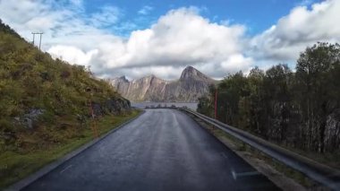 Kuzey Norveç 'teki Senja Adası' nın güzel manzarası boyunca bir yolculuğa çıkan karavan.