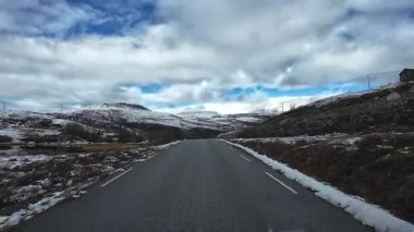 Karlı Sognefjellsvegen turist rotasında Jotunheimen dağlarında yol alırken