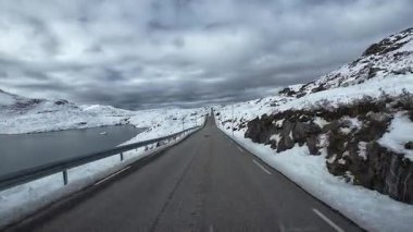 Sognefjellsvegen manzaralı güzergahta kış boyunca bir karavanda araba sürmek