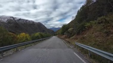 Norveç 'teki Sognefjellsvegen yolunda sonbahar boyunca sürüş deneyimi