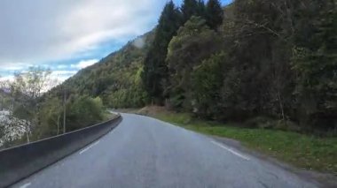 Norveç 'te bir dağ yolunda güzel bir fiyordun yanında eğlence amaçlı bir araç kullanmak