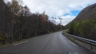 Norveç 'teki bir dağ vadisinde asfalt bir yolda giderken,