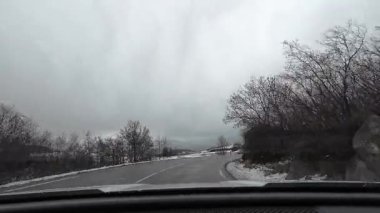 Fransız Pirenesi 'nde karlı bir dağ yolunda araba sürüyorum.