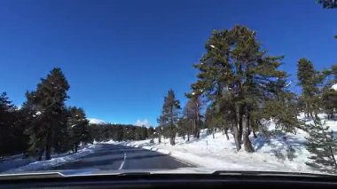 Les Angles, Pyrenees 'de karlı bir dağ yolunda araba sürüyor.