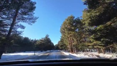 Les Angles, Fransa 'da karlı bir dağ yolunda araba sürüyorum.