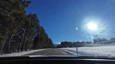 Pireneler 'de karlı bir dağ yolunda giden araba.