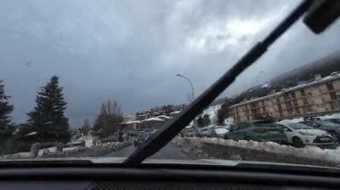 Les Angles, Fransa; 27 Aralık 2025: Pireneler 'deki Les Angles kayak merkezine gitmek