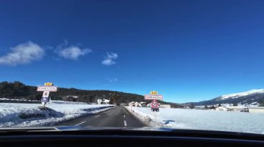 Les Angles, Fransa; 27 Aralık 2025: Pireneler 'deki Les Angles kayak merkezine gitmek