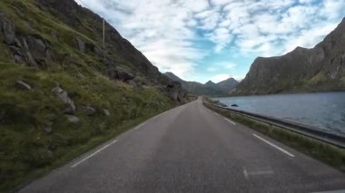 Göz kamaştırıcı Norveç manzarasında Reine köyüne yaklaşan resimli bir yolculuk.