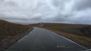 Göz kamaştırıcı Norveç manzarasında Reine köyüne yaklaşan resimli bir yolculuk.