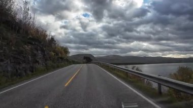 Göz kamaştırıcı Norveç manzarasında Reine köyüne yaklaşan resimli bir yolculuk.