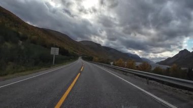 Göz kamaştırıcı Norveç manzarasında Reine köyüne yaklaşan resimli bir yolculuk.