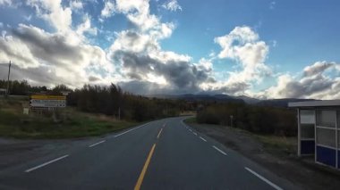 Göz kamaştırıcı Norveç manzarasında Reine köyüne yaklaşan resimli bir yolculuk.