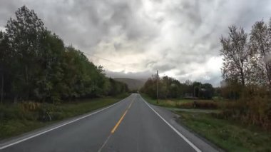 Göz kamaştırıcı Norveç manzarasında Reine köyüne yaklaşan resimli bir yolculuk.