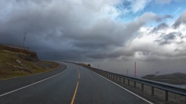 Göz kamaştırıcı Norveç manzarasında Reine köyüne yaklaşan resimli bir yolculuk.