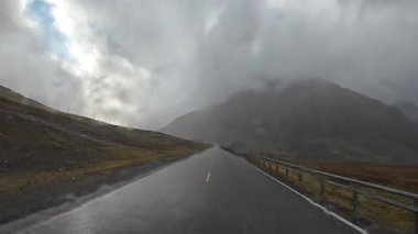 Göz kamaştırıcı Norveç manzarasında Reine köyüne yaklaşan resimli bir yolculuk.