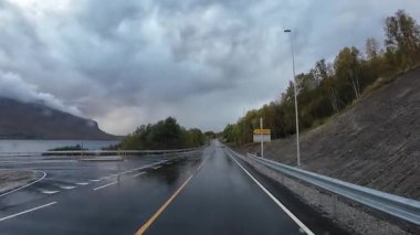 Göz kamaştırıcı Norveç manzarasında Reine köyüne yaklaşan resimli bir yolculuk.