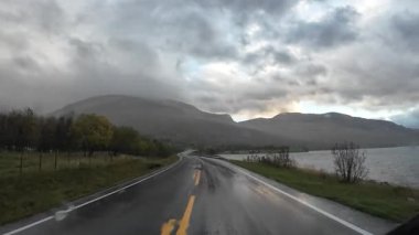 Göz kamaştırıcı Norveç manzarasında Reine köyüne yaklaşan resimli bir yolculuk.