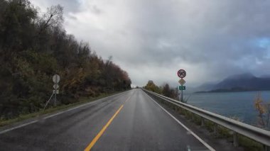 Göz kamaştırıcı Norveç manzarasında Reine köyüne yaklaşan resimli bir yolculuk.