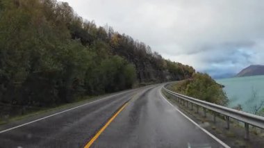 Göz kamaştırıcı Norveç manzarasında Reine köyüne yaklaşan resimli bir yolculuk.