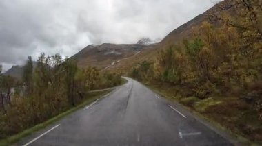 Göz kamaştırıcı Norveç manzarasında Reine köyüne yaklaşan resimli bir yolculuk.