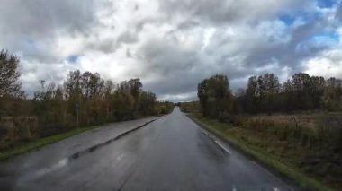 Göz kamaştırıcı Norveç manzarasında Reine köyüne yaklaşan resimli bir yolculuk.