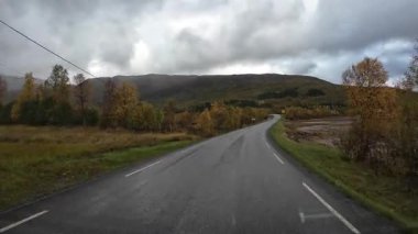 Göz kamaştırıcı Norveç manzarasında Reine köyüne yaklaşan resimli bir yolculuk.