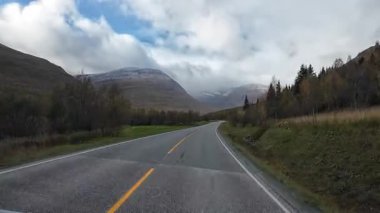 Göz kamaştırıcı Norveç manzarasında Reine köyüne yaklaşan resimli bir yolculuk.