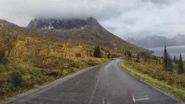 Göz kamaştırıcı Norveç manzarasında Reine köyüne yaklaşan resimli bir yolculuk.