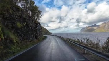 Göz kamaştırıcı Norveç manzarasında Reine köyüne yaklaşan resimli bir yolculuk.