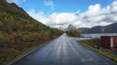Göz kamaştırıcı Norveç manzarasında Reine köyüne yaklaşan resimli bir yolculuk.